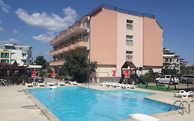 Hotel Black Sea - Breakfast, Pool & Free Parking